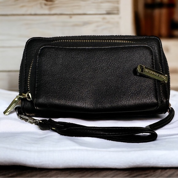 Enzo Angiolini Black Leather Wristlet Wallet - Picture 2 of 6